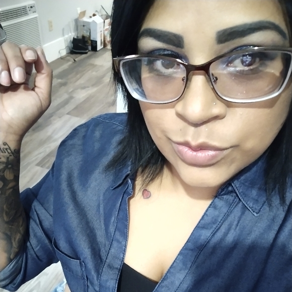 Meet your Posher, Cynthia - Picture 1 of 4